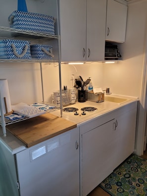 Kylskåp, mikrovågsugn, kaffe- och tebryggare och brödrost