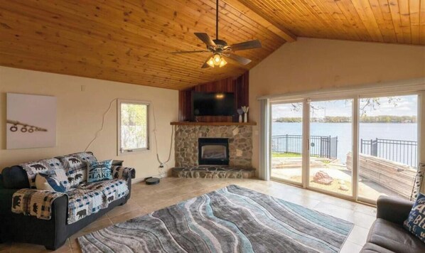 Smart TV - Spacious Home on East Lake Okoboji (Spirit Lake)
