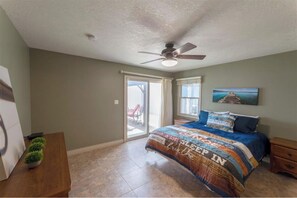 3 bedrooms, travel cot, WiFi, bed sheets - Spacious Home on East Lake Okoboji (Spirit Lake)