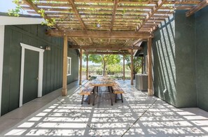 تناول الطعام بالخارج