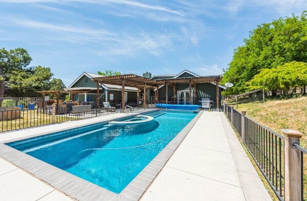 حمّام سباحة خار جي