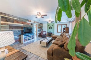 Maison, plusieurs lits, piscine privée | Salle de séjour | Télévision de 42 pouces avec chaînes numériques, cheminée, Netflix