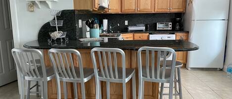 Een koelkast, een magnetron, een oven, een kookplaat