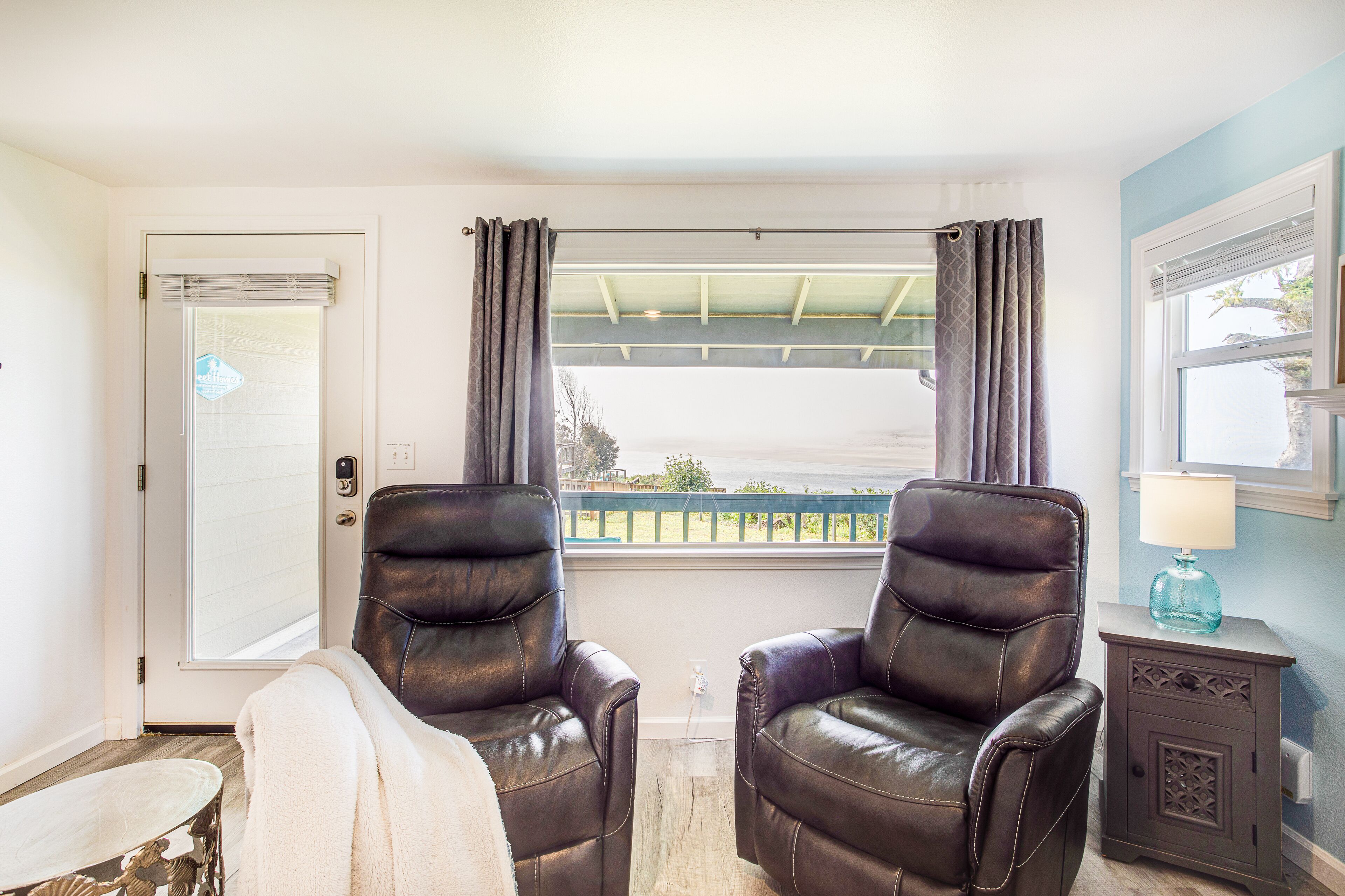 Amazing Alsea Bay Views! Dog Friendly!