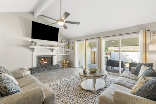 South Tulsa Luxury | 2000sf•King•75"TV•BBQ•Yard