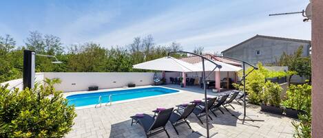 Utomhuspool och uppvärmd pool