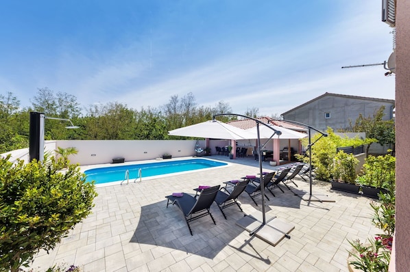 Una piscina al aire libre, una piscina climatizada