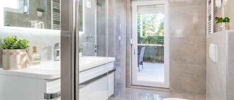Séchoir à cheveux, bidet, serviettes fournies, savon