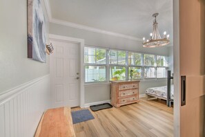 3 bedrooms, iron/ironing board, travel cot, free WiFi - GOOD TIMES & TAN LINES 3 BEDROOM 2 KING BEDS BRIGHT CORNER UNIT (Indian Shores)