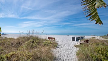 På stranden, solsenger og strandhåndklær
