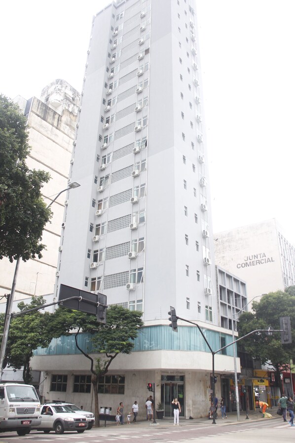 Vista frontal de la propiedad