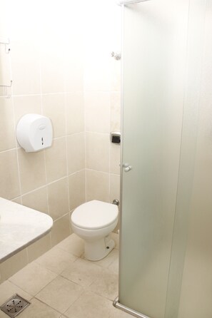 Regadera, regadera tipo lluvia, toallas, jabón 