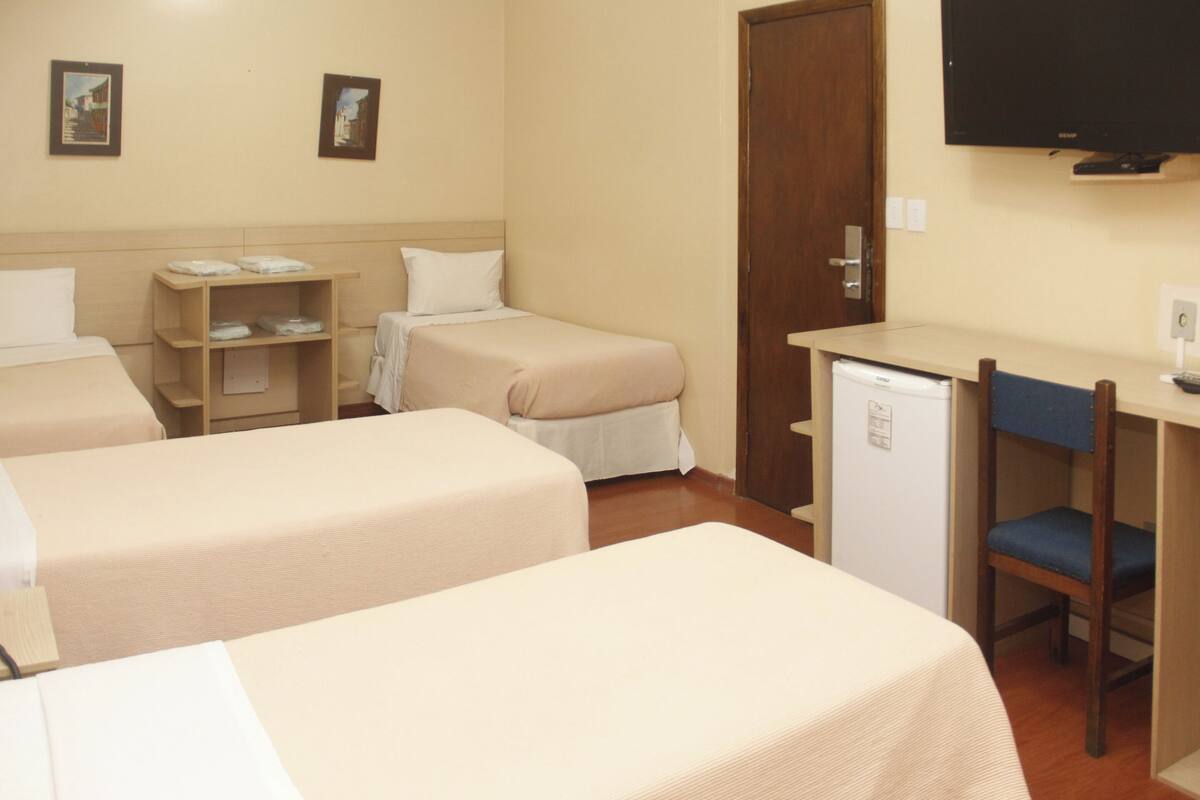 Quadruple Room (quatro camas de solteiro) | Free WiFi, bed sheets