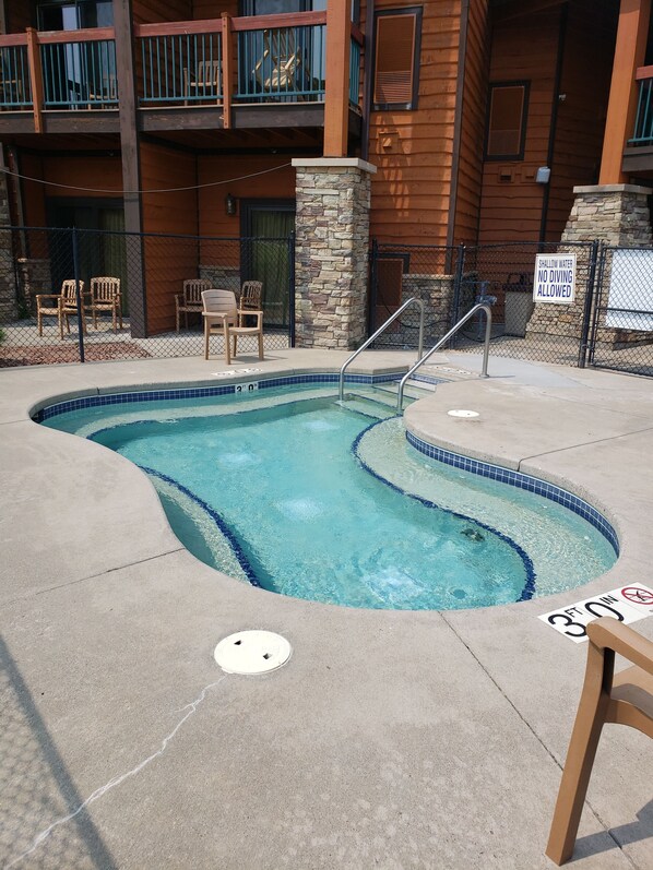 Outdoor pool - 1-bedroom guestroom in a resort - short walk to Chula Vista Waterparks (Wisconsin dells)