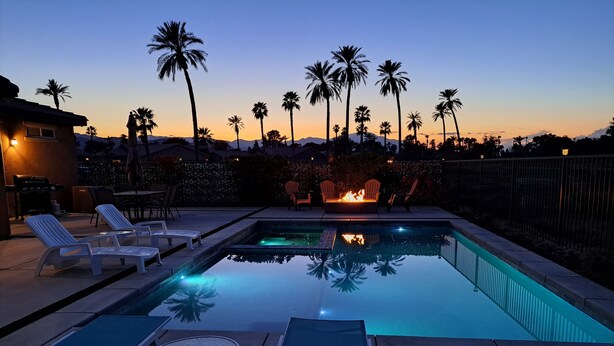 A swimming pool with lounge chairs and a fire feature. - Luxury Golf Retreat w/ Saltwater Pool, Spa &  View, Walk2-Coachella, Stagecoach (Indio)