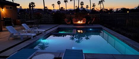 Een buitenzwembad en een verwarmd zwembad