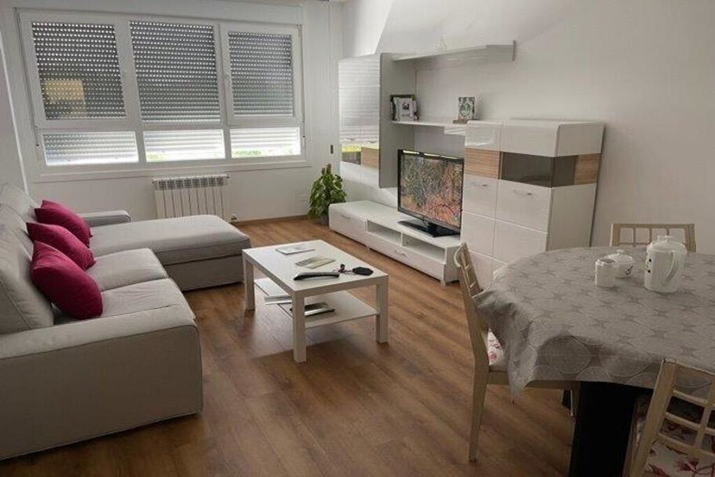 Piso Nuevo Situación Excelente con Vistas a la Piscina Municipal y Parque