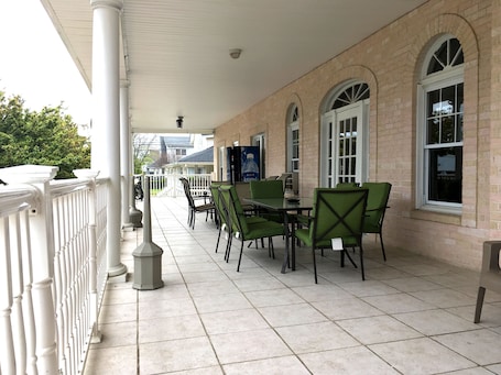 Outdoor dining. Half Block from Belmar Beach!!