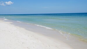 En strand med krystalklart turkis vand og hvidt sand.