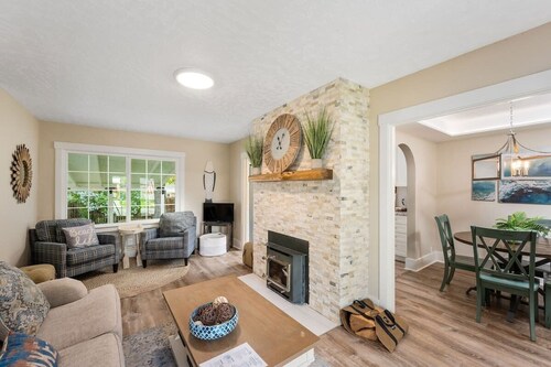 The Beach Cottage - New remodel with stunning yard