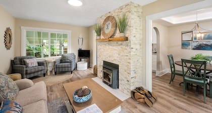 The Beach Cottage - New remodel with stunning yard