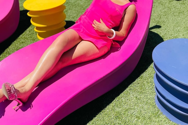 Piscina externa, funciona das 10h às 22h, guarda-sóis, espreguiçadeiras