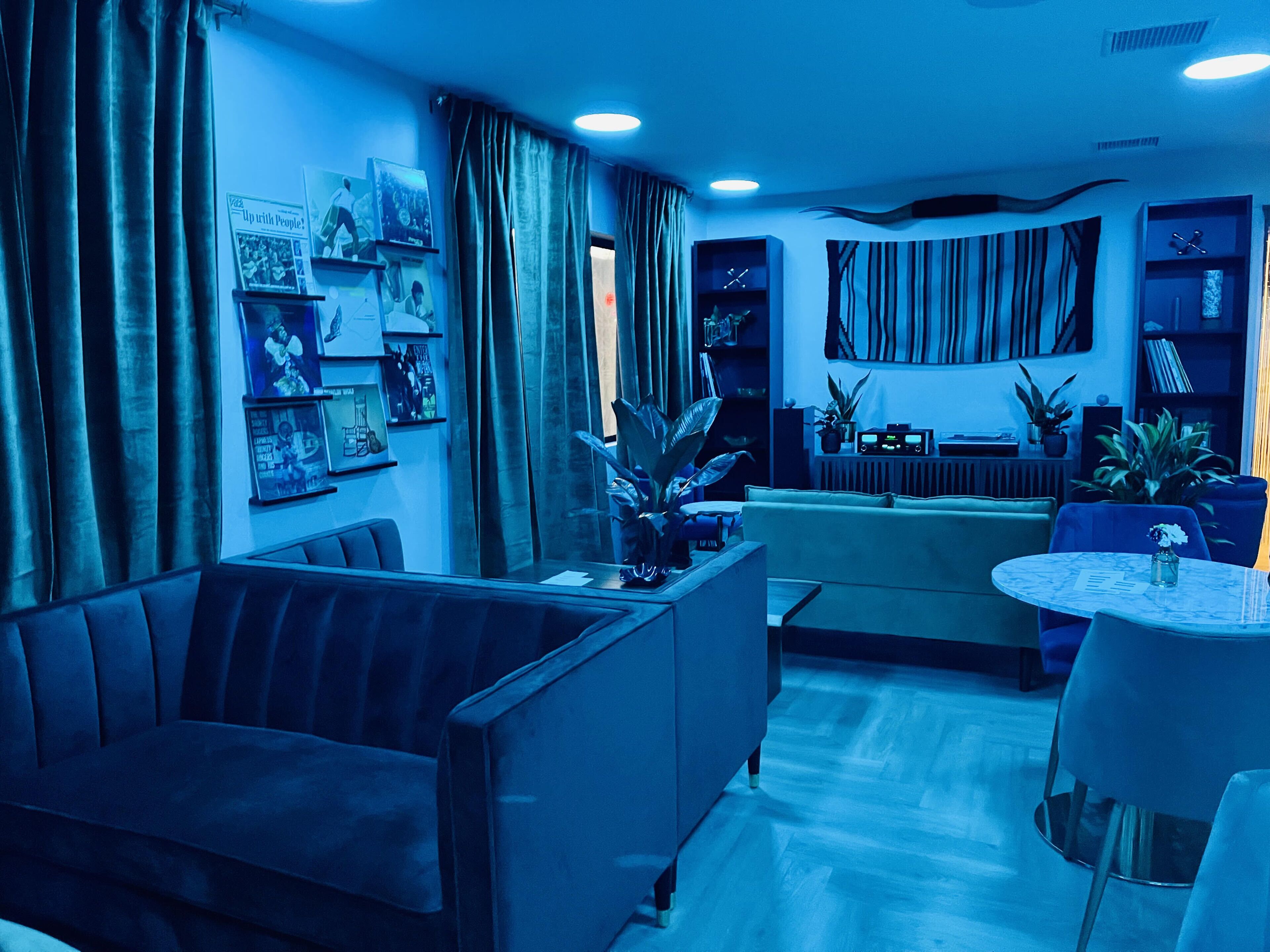 serves dinner and happy hour