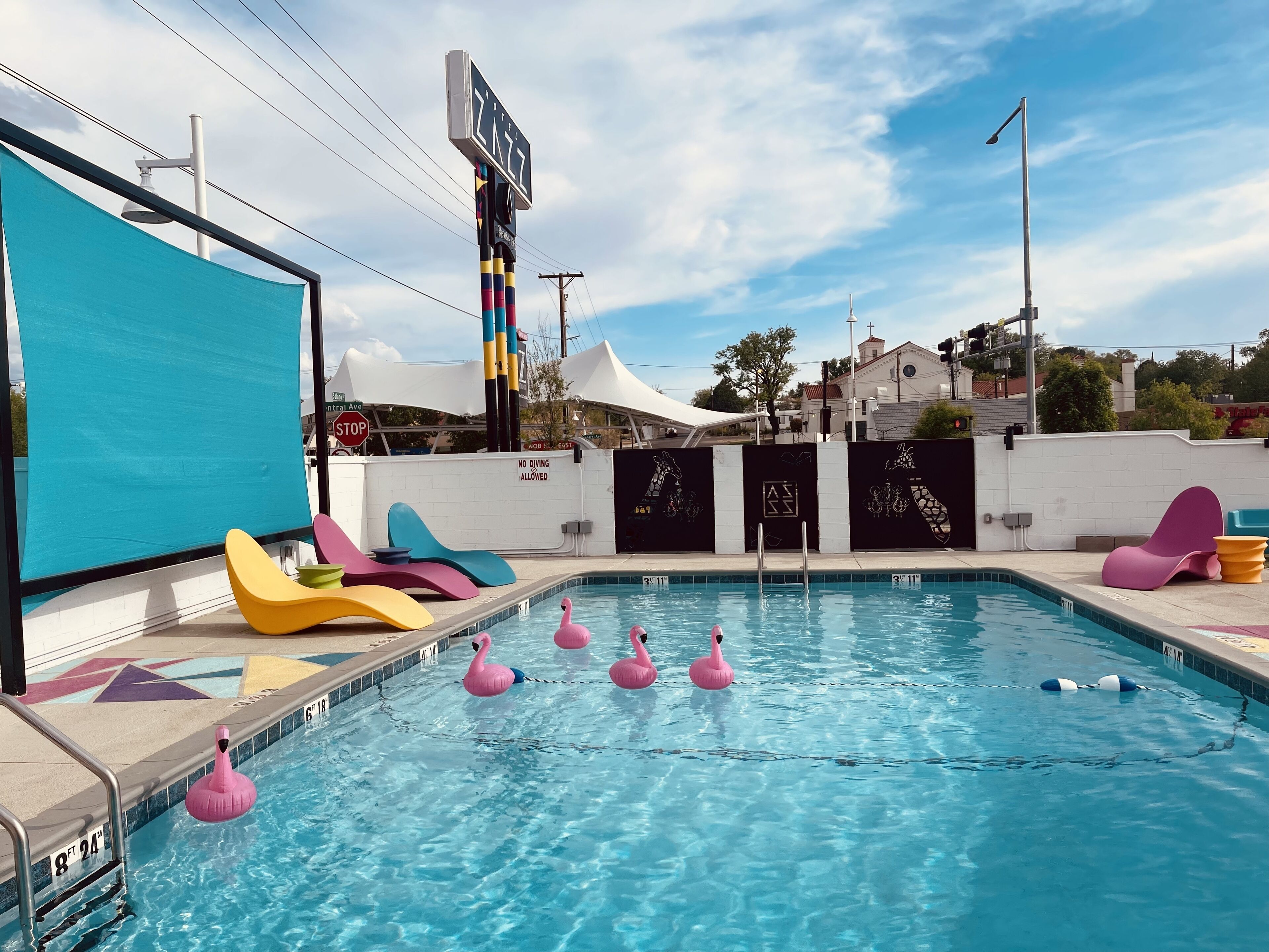 Piscine extérieure, parasols de plage, chaises longues