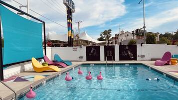Piscine extérieure, parasols de plage, chaises longues