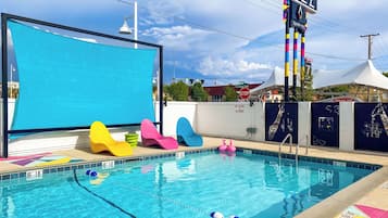 Utomhuspool, öppet 10.00 till 22.00, parasoller och solstolar