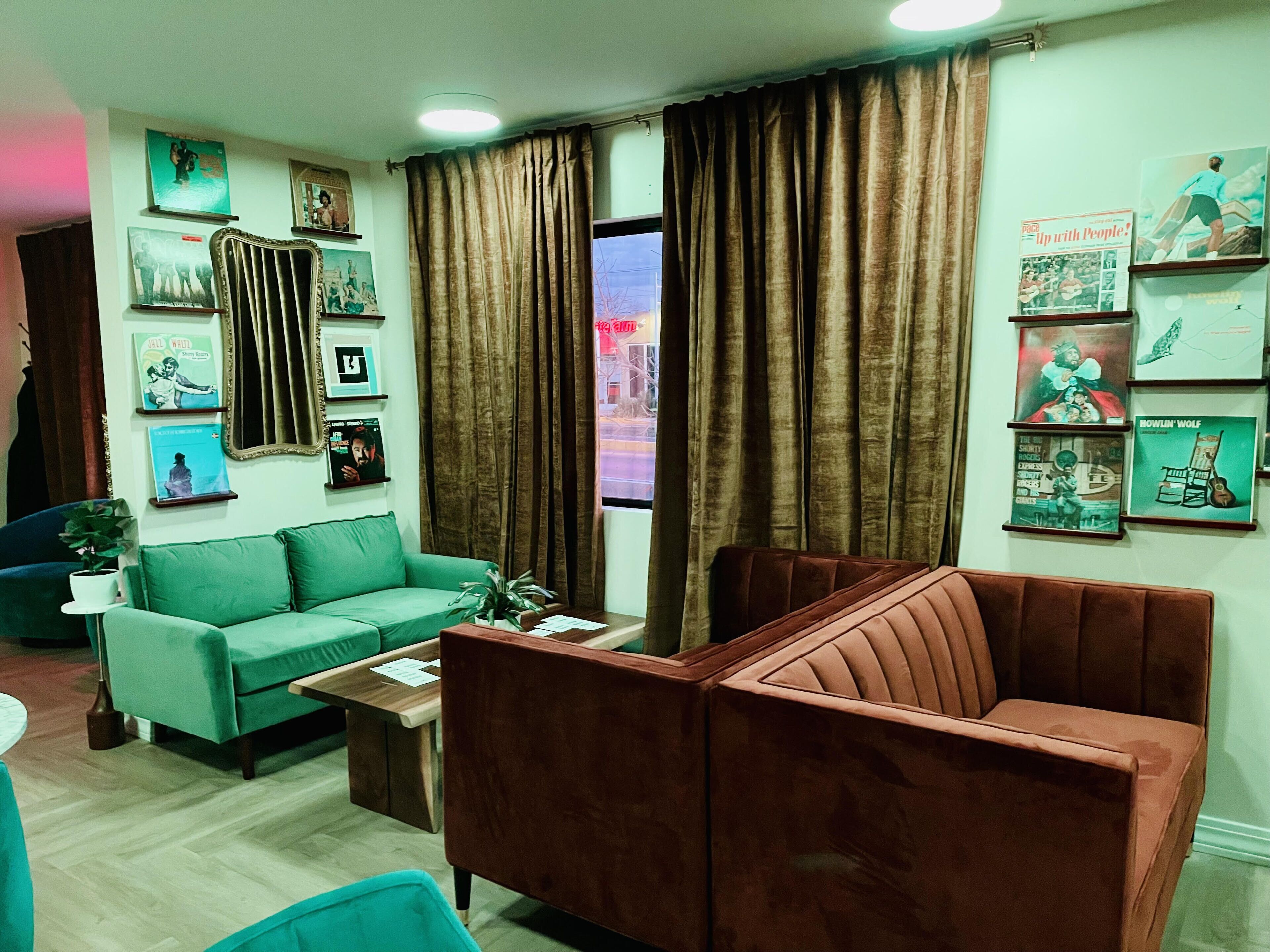 serves dinner and happy hour