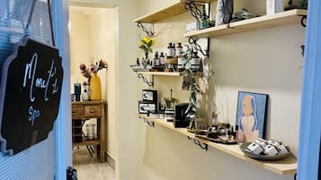Couples treatment rooms, body treatments, aromatherapy