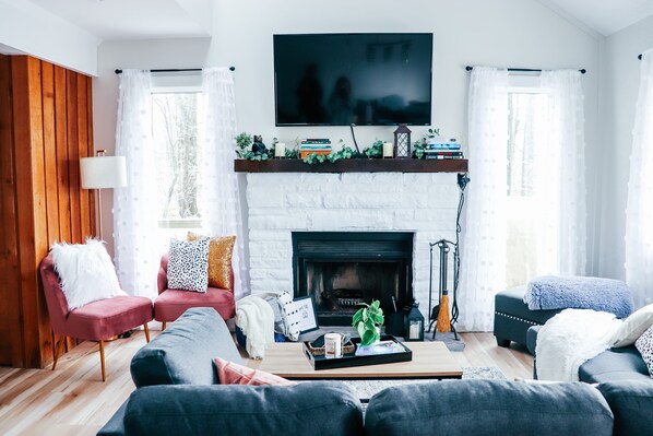 Living area - The Lakehouse Oasis - FREE POOL & LAKE CLUB ACCESS (Lake Harmony)