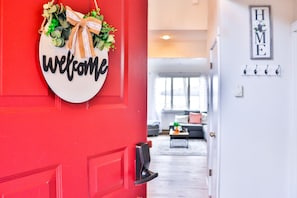 Interior - The Lakehouse Oasis - FREE POOL & LAKE CLUB ACCESS (Lake Harmony)