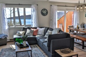 Living area - The Lakehouse Oasis - FREE POOL & LAKE CLUB ACCESS (Lake Harmony)