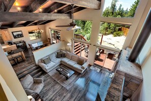 Smart TV, lareira, aparelho de som