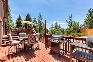 Outdoor dining - Stylish Cabin with Deck, Fireplace, Near Heavenly (South Lake Tahoe)
