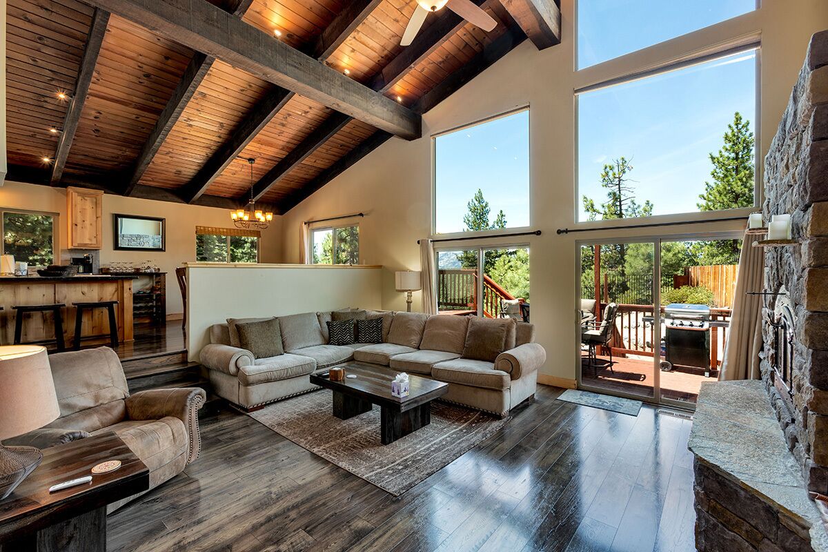 Smart TV, fireplace, stereo