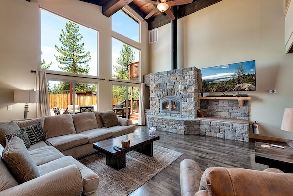 Smart TV, fireplace, stereo - Stylish Cabin with Deck, Fireplace, Near Heavenly (South Lake Tahoe)