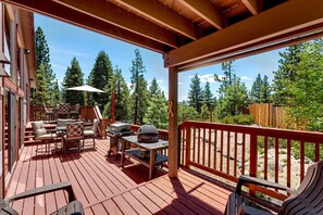 Outdoor dining - Stylish Cabin with Deck, Fireplace, Near Heavenly (South Lake Tahoe)