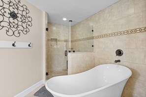 Badewanne, Haartrockner, Handtücher