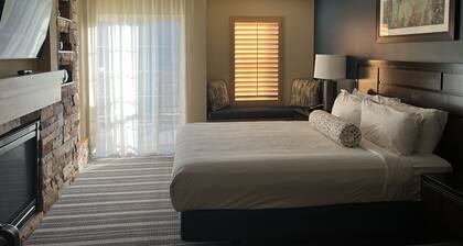3B2B Condo @ Resort 7/3-7/7 W/ Pool & Jacuzzi BOOK NOW $150 Nightly Welks Resort
