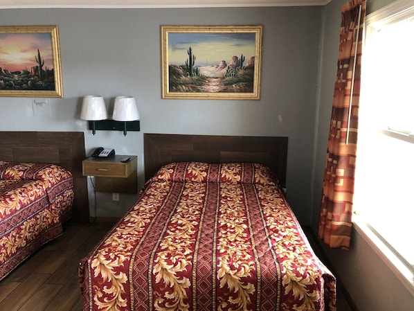 Quarto casal | Escrivaninha, quartos à prova de som, ferros/tábuas de passar roupa