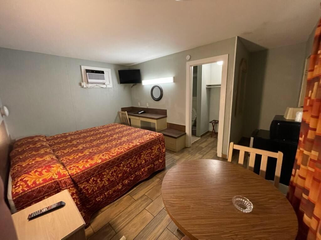 Desk, soundproofing, iron/ironing board, free WiFi