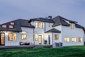 Exterior - Ranch Mansion Massive Hot Tub XL Groups & Weddings (Eagle Mountain)
