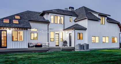 Ranch Mansion Massive Hot Tub XL Groups & Weddings