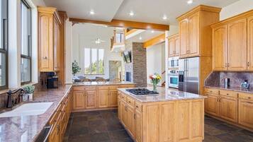 Kjøleskap, mikrobølgeovn, ovn og kokeplater