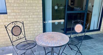 Beachside on Kent- This cute, but spacious little unit, central to all Busselton's famous attraction