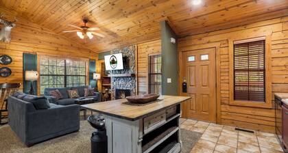 "417 Dirt Road" Cabin for Two - Soaking Tub, Gas Fireplace, Covered Balcony