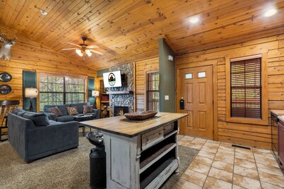 "417 Dirt Road" Cabin for Two - Soaking Tub, Gas Fireplace, Covered Balcony